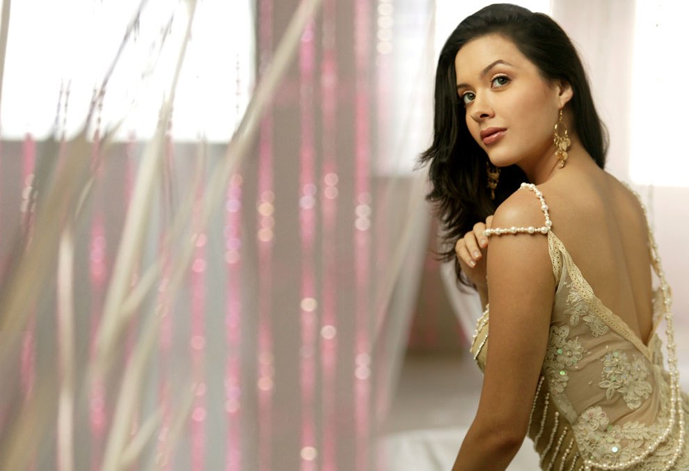 isha-sharvani-hot-back-wallpapers